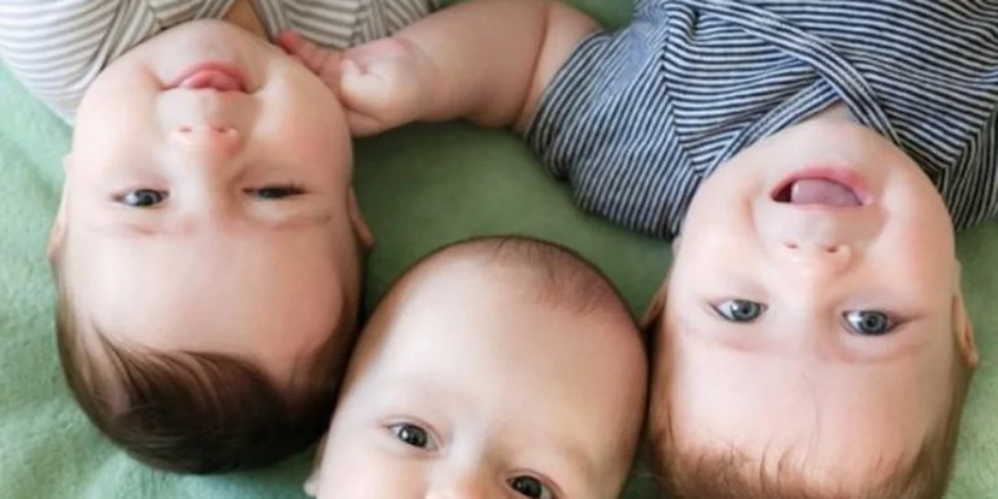 Πώς ντύνεις τρίδυμα ΚΑΙ ένα νήπιο; Δύσκολα, είναι η απάντηση! Δες το video και θα το διαπιστώσεις