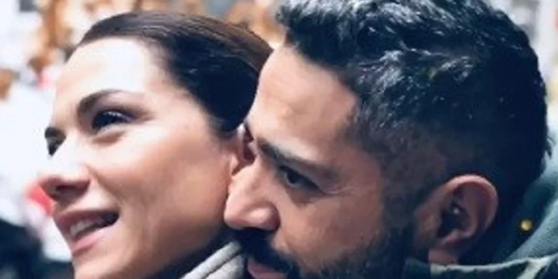 Βάσω Λασκαράκη & Λευτέρης Σουλτάτος | Πέρασαν την Τσικνοπέμπτη με φίλους στο νέο τους σπίτι