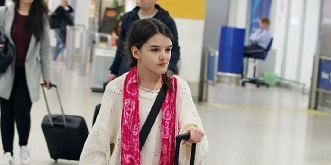 Προσέχει την κάθε λεπτομέρεια στο στιλ της η Suri Cruise | Η 13χρονη κόρη του Tom Cruise τράβηξε τα βλέμματα όλων στο Ελ. Βενιζέλος