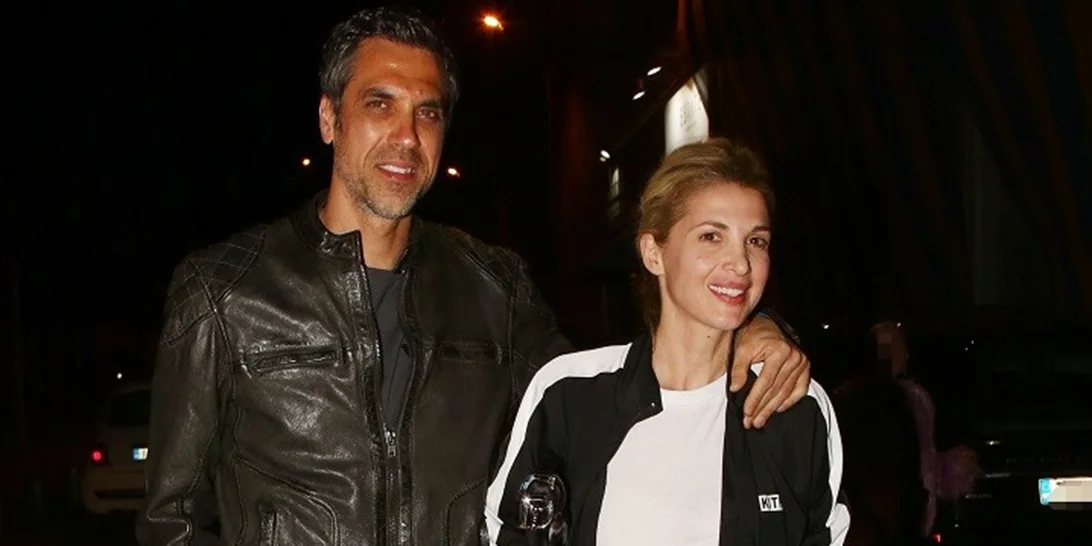 Ναι ή όχι; Δες τι φόρεσε η Νίκη Κάρτσωνα για να βγει βράδυ με τον σύζυγό της, Νίκο Χατζή