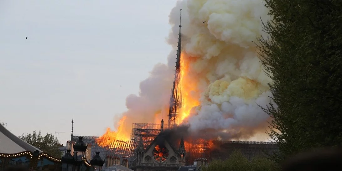 Στις φλόγες η Παναγία των Παρισίων