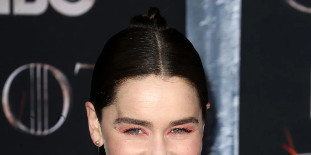 Emilia Clarke | Το κρυφό μήνυμα που υπήρχε στο φόρεμά της στην πρεμιέρα του «Game of Thrones»
