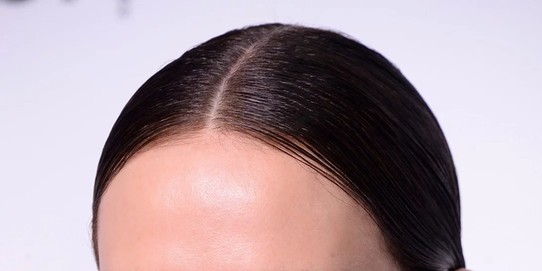 Η αγαπημένη μάσκαρα της Charlize Theron που την κάνει να απαρνιέται τις ψεύτικες βλεφαρίδες