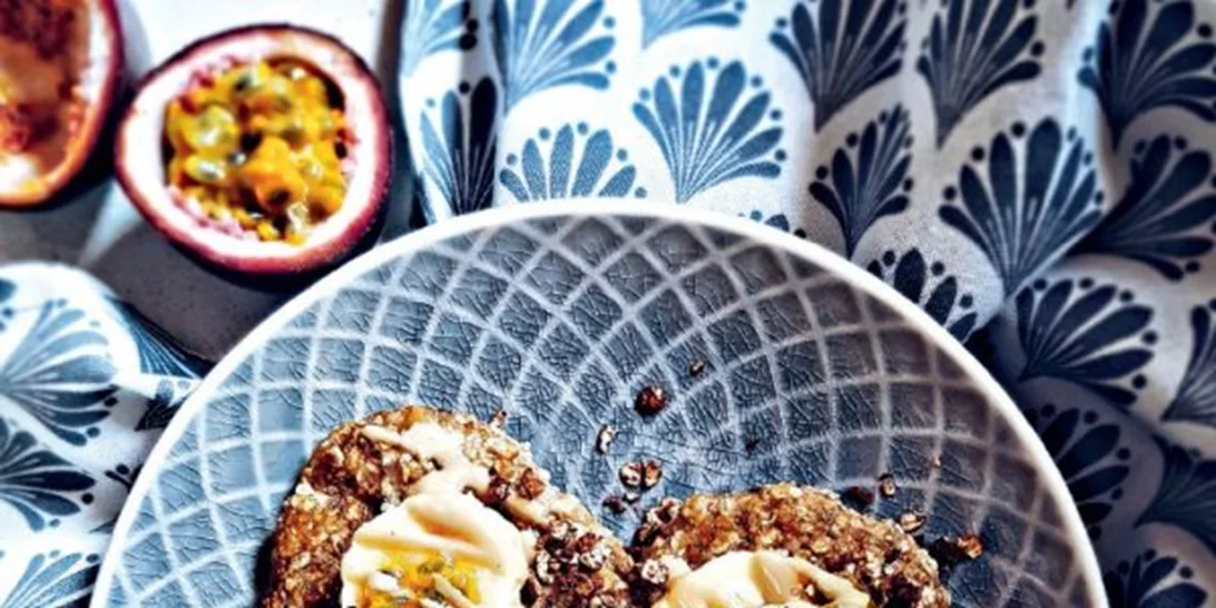 Pancakes πρωινού με βρόμη, μπανάνα και ταχίνι | Η υγιεινή γλυκιά συνταγή για να ξεκινήσεις τη μέρα σου