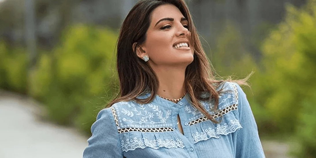 Σταματίνα Τσιμτσιλή | Οι stylish εμφανίσεις που αποδεικνύουν πως είναι η βασίλισσα του φλοράλ