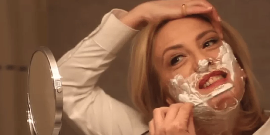 Η Ρένα Δούρου ...ξυρίζεται on camera και στέλνει το δικό της μήνυμα!