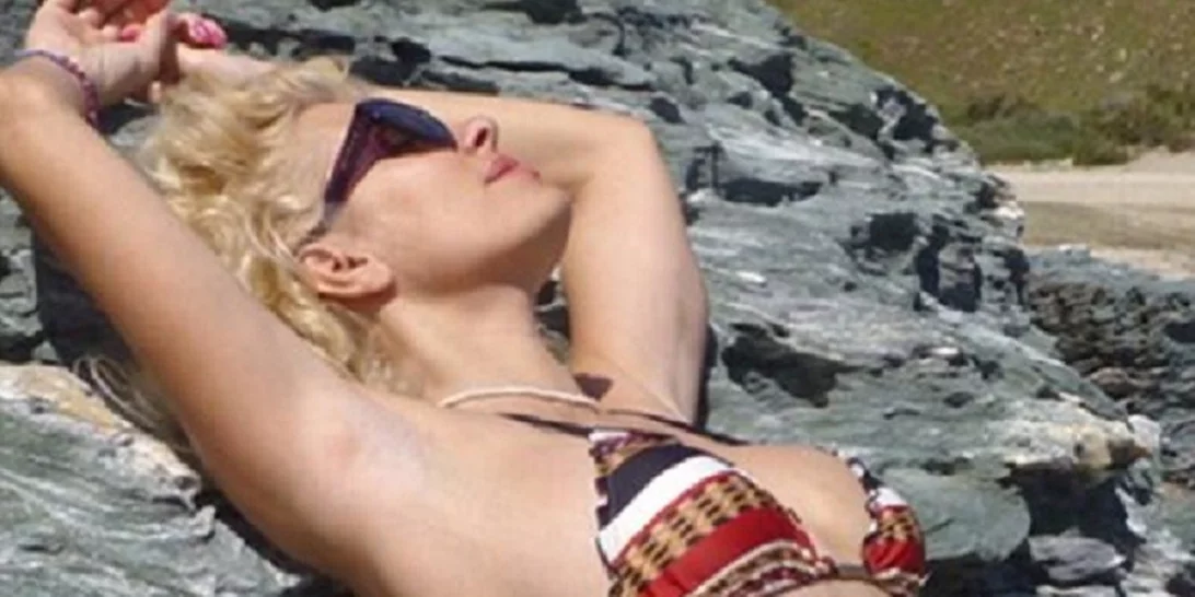 Ελένη Μενεγάκη | Πρέπει να δεις αυτές τις φωτογραφίες της με μαγιό (Ποιο σου αρέσει πιο πολύ;)