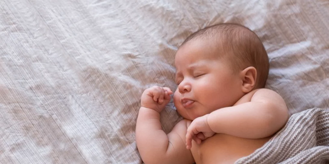 Αν θες «να φας» τις δίπλες ή τα μάγουλα του μωρού σου, είσαι καλύτερος γονιός… λέει η επιστήμη