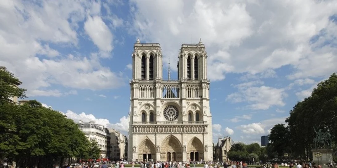 #NotreDame | Η σκέψη όλου του κόσμου στην Παναγία των Παρισίων