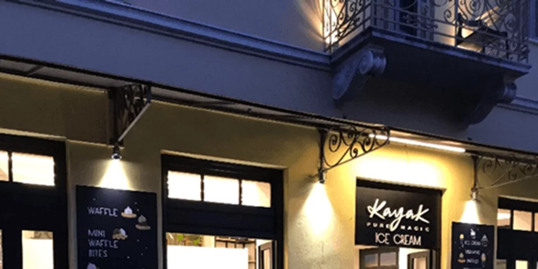 Kayak στην Πλάκα: Το αγαπημένο μας παγωτό στην ιστορική γειτονιά της Αθήνας