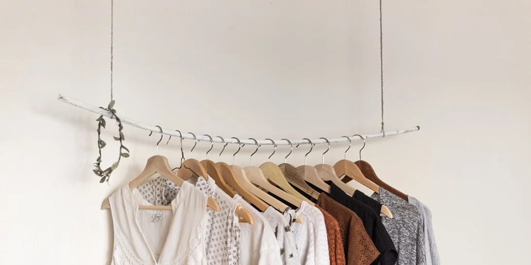 Πώς να οργανώσω σωστά την ντουλάπα μου για να έχω περισσότερο χώρο