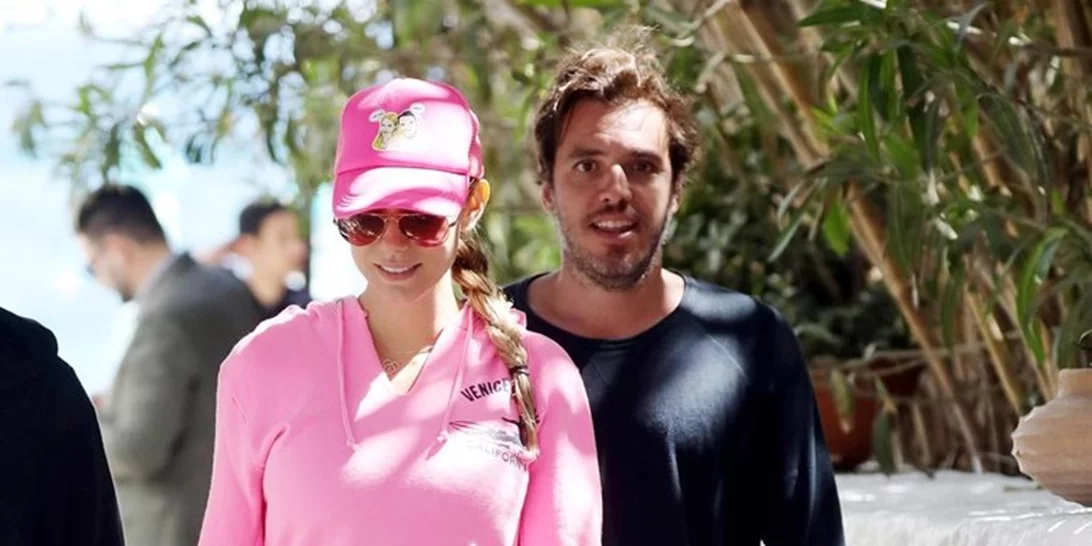 Δούκισσα Νομικού | Δες την εγκυμονούσα με mini φόρεμα να ποζάρει με τον ενός έτους γιος της, Σάββα