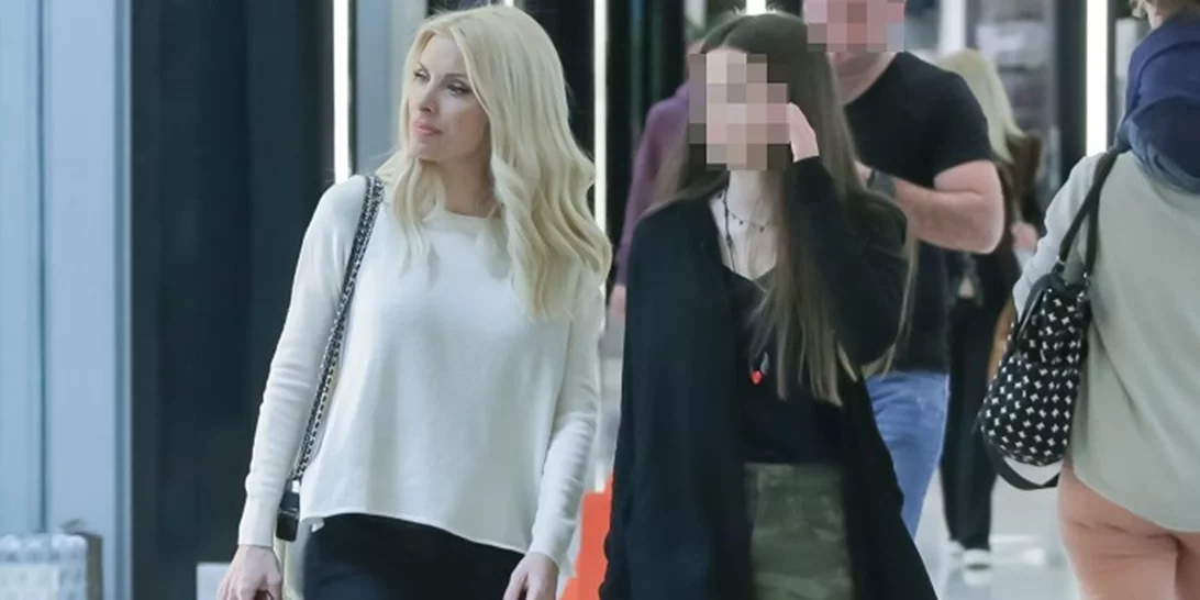 Ελένη Μενεγάκη | Η φωτογραφία με τη μικρή Μαρίνα που έχει ως φόντο στο κινητό της