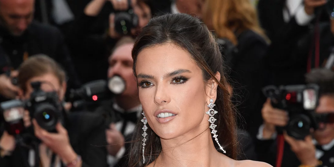 Η sexy εμφάνιση της Alessandra Ambrosio και το σημαντικό βραβείο που έλαβε
