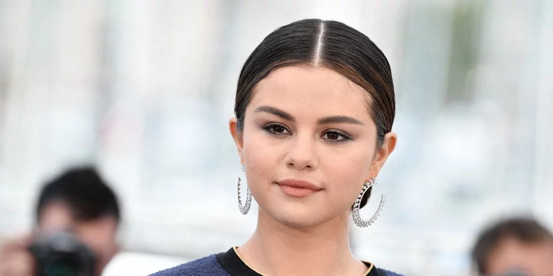H Selena Gomez επέλεξε την πιο hot απόχρωση για το μανικιούρ της
