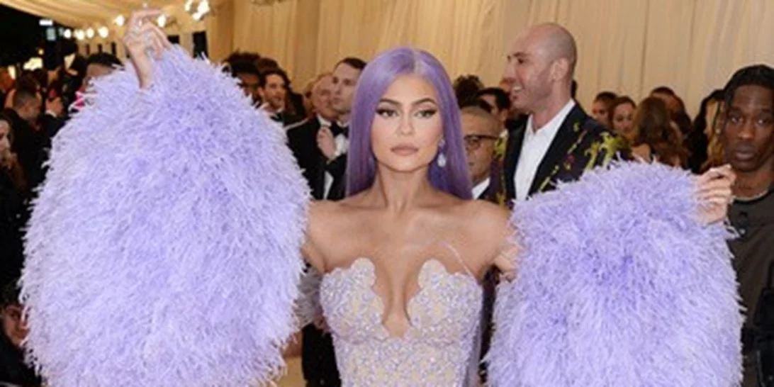 Θες να μάθεις ποια είναι τα πιο hot θέματα σε ένα τραπέζι του MET GALA; Μάθαμε τι συζητάει η Kylie Jenner!