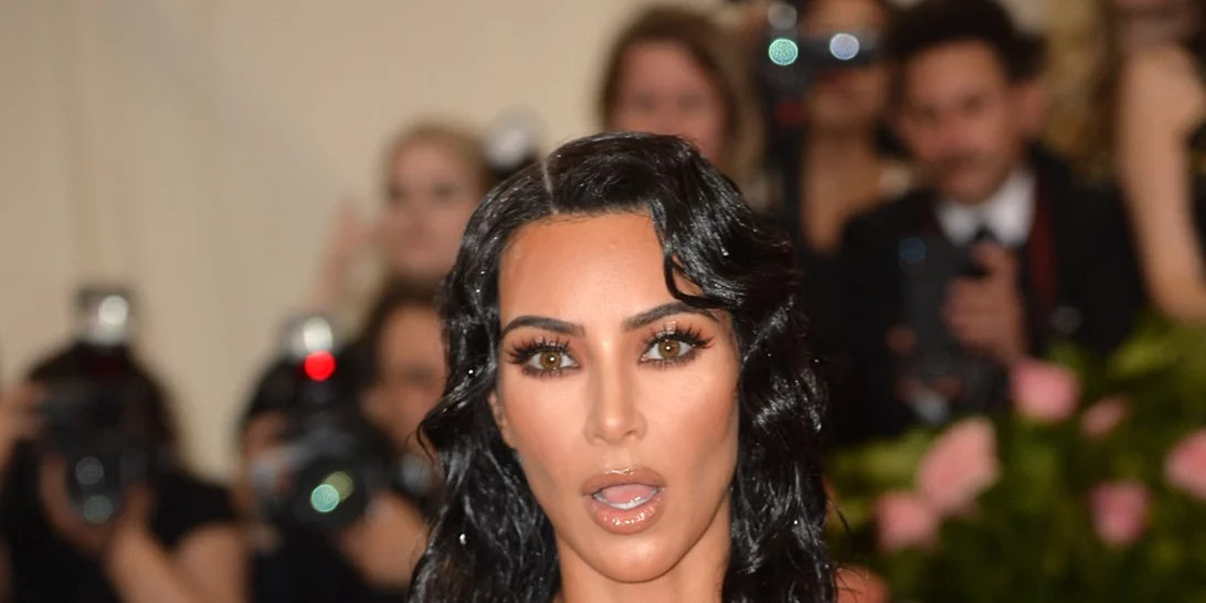 Το προϊόν που φόρεσε η Kim Kardashian στο μπούστο της και έδειχνε... τόσο τέλειο!