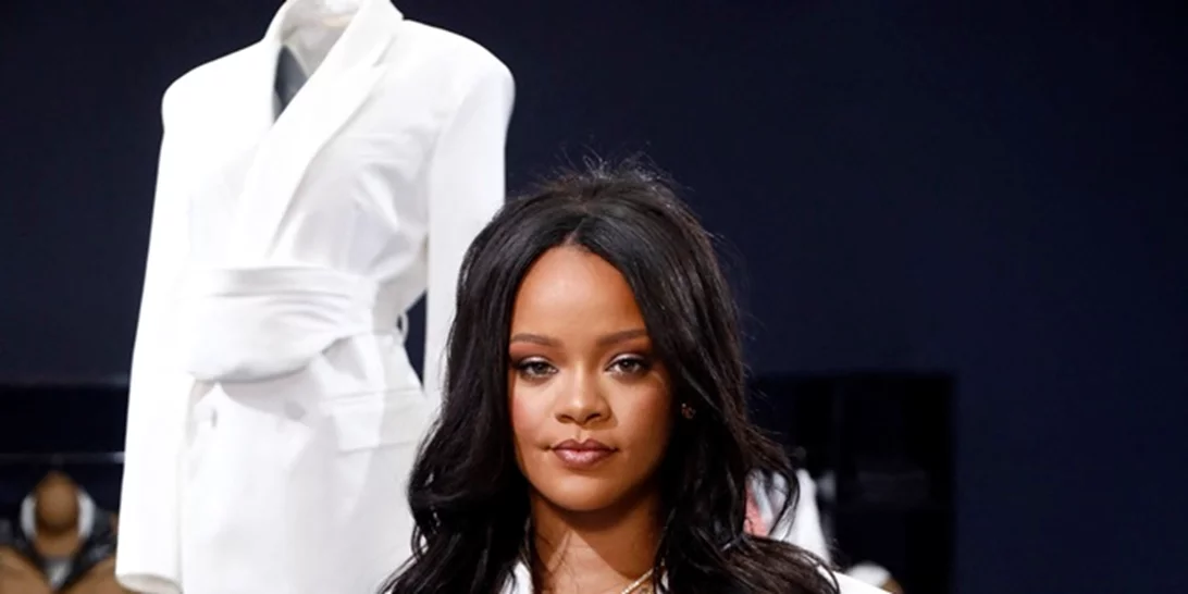 Η Rihanna τις ξεπέρασε όλες και είναι η πλουσιότερη τραγουδίστρια στον κόσμο