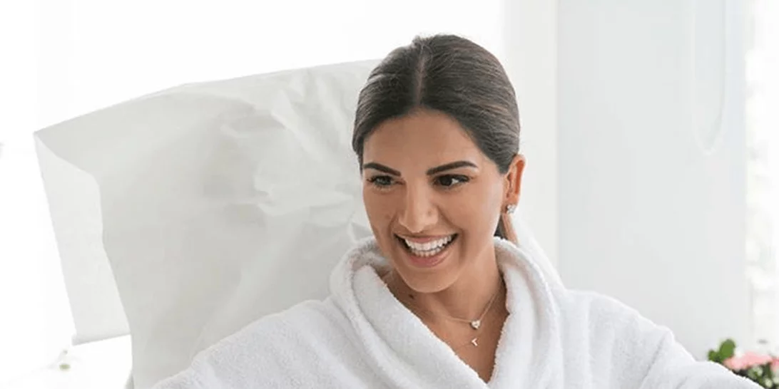 H Σταματίνα Τσιμιτσιλή με πορτοκαλί Zara μίνι φόρεμα που κοστίζει κάτω από 40 ευρώ