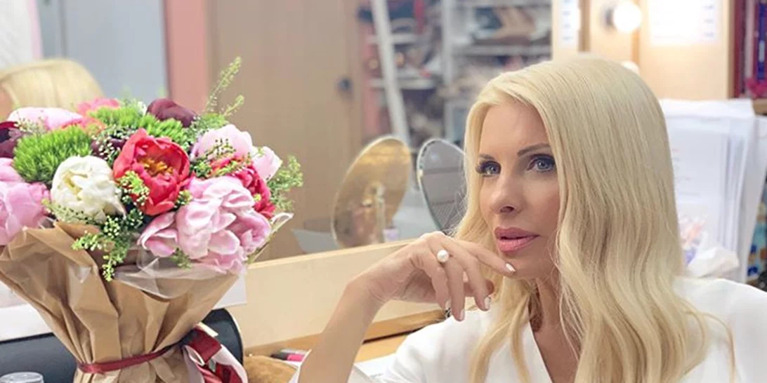 Πώς είναι η Ελένη Μενεγάκη μόλις ξυπνάει; Μας δείχνει ποζάροντας εντελώς αμακιγιάριστη από το σπίτι της στα Μελίσσια