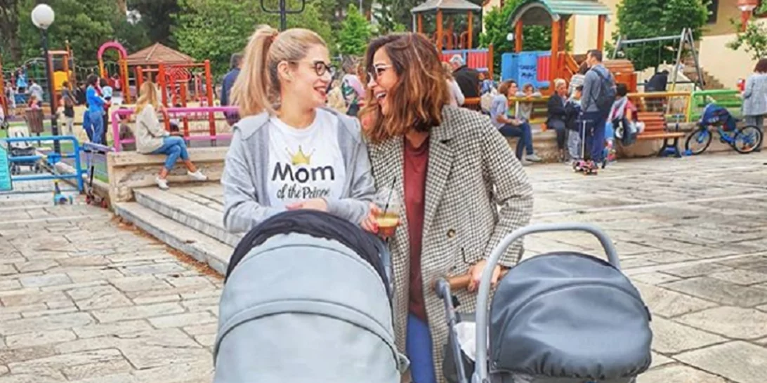 Κατερίνα Παπουτσάκη – Τζένη Θεωνά | Βόλτα με τα μωρά τους λίγες εβδομάδες αφότου γέννησαν!