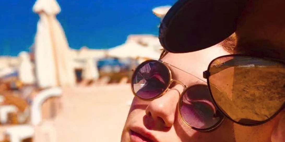 Βάσω Λασκαράκη | Πέντε φωτογραφίες στις οποίες ποζάρει διακριτικά με τη βέρα της