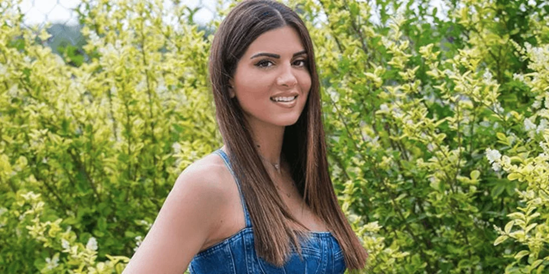 Σταματίνα Τσιμτσιλή | Με πολύ οικονομικό ρομαντικό τοπ που και είναι ιδανικό για ανοιξιάτικες εμφανίσεις