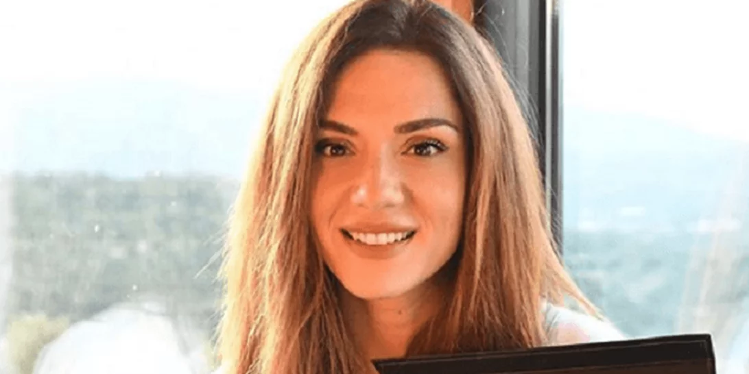 Βάσω Λασκαράκη | Η νέα φωτογραφία με τη βέρα της (και το cool ντύσιμο που πρέπει να δεις)