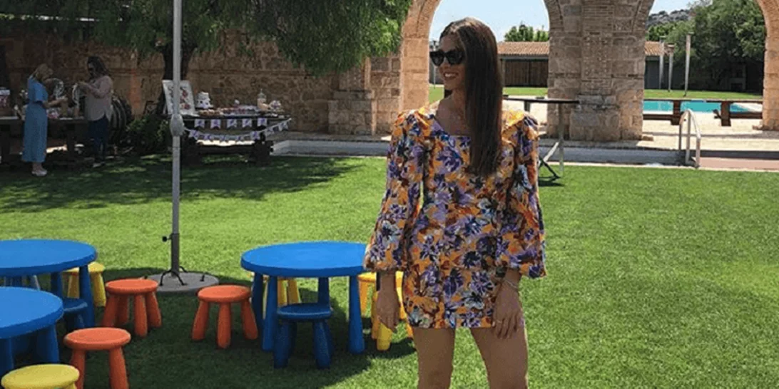 Γενέθλια Σταματίνας Τσιμτσιλή | Το mini φόρεμα, η έκπληξη από τους συνεργάτες της και οι κόρες της στο πλατό