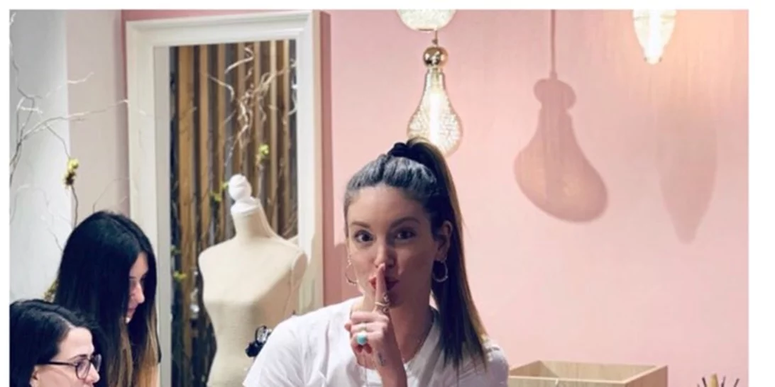 Αυτό το σώμα! Θαύμασε λίγο την Αθηνά Οικονομάκου με μαγιό (vid)