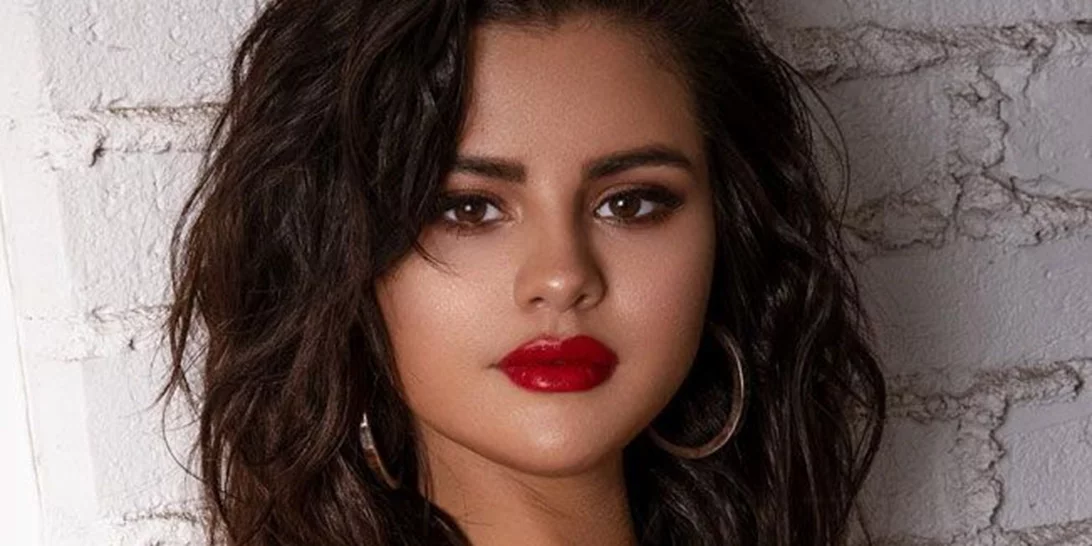 Selena Gomez | Σχεδιάζει τα δικά της μαγιό και μας εμπνέει