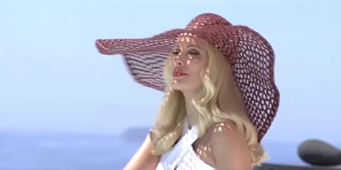 Ελένη Μενεγάκη | Η πόζα με την κοιλιά έξω με αφορμή την ονομαστική της εορτή