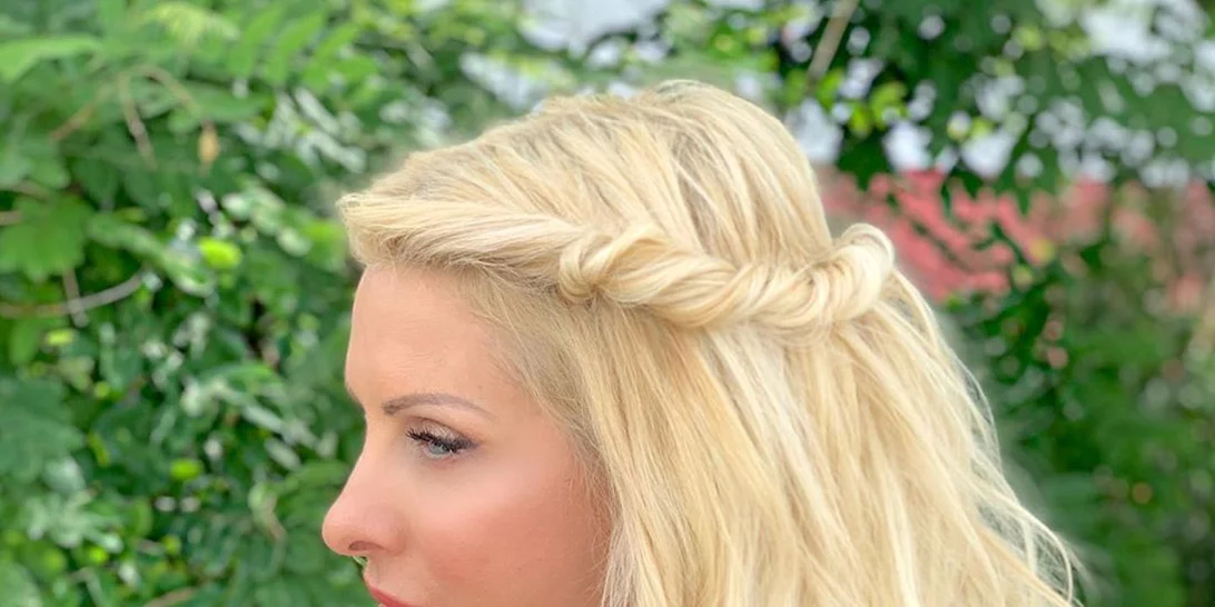 Ελένη Μενεγάκη | Ποζάρει αμακιγιάριστη και με το μαγιό της