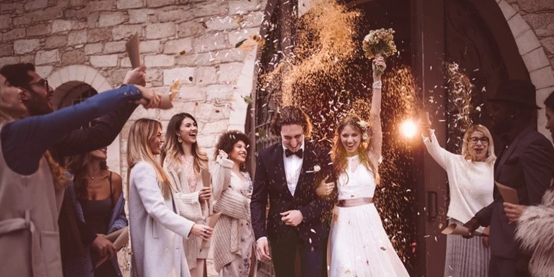 Πώς να είσαι η καλύτερη καλεσμένη σε γάμο; Οι 5 κανόνες που πρέπει να γνωρίζεις