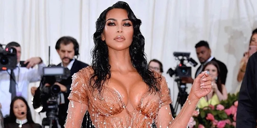 Η (παράλογα) αδύνατη μέση της Kim Kardashian στο Met Gala έκανε πολλούς να απορήσουν
