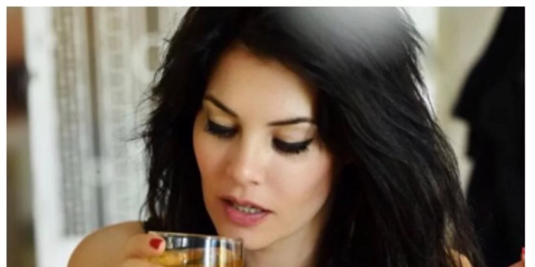 Μαρία Κορινθίου | Ποζάρει -μελαχρινή πια- μόνο με τα εσώρουχά της