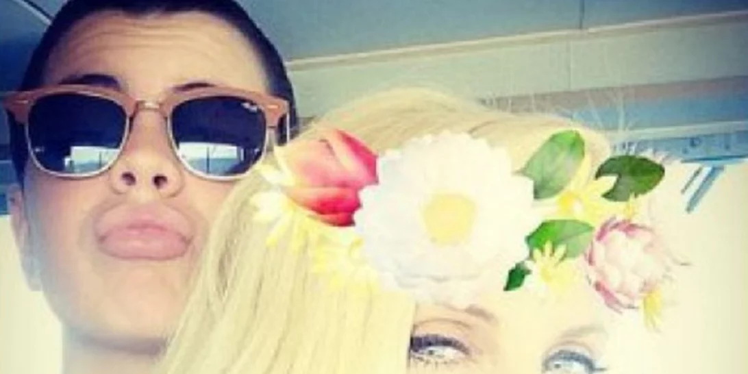 Άγγελος Λάτσιος | Πρέπει να δεις με πόση αγάπη κοιτάει και αγκαλιάζει την αγαπημένη του μητέρα, Ελένη Μενεγάκη