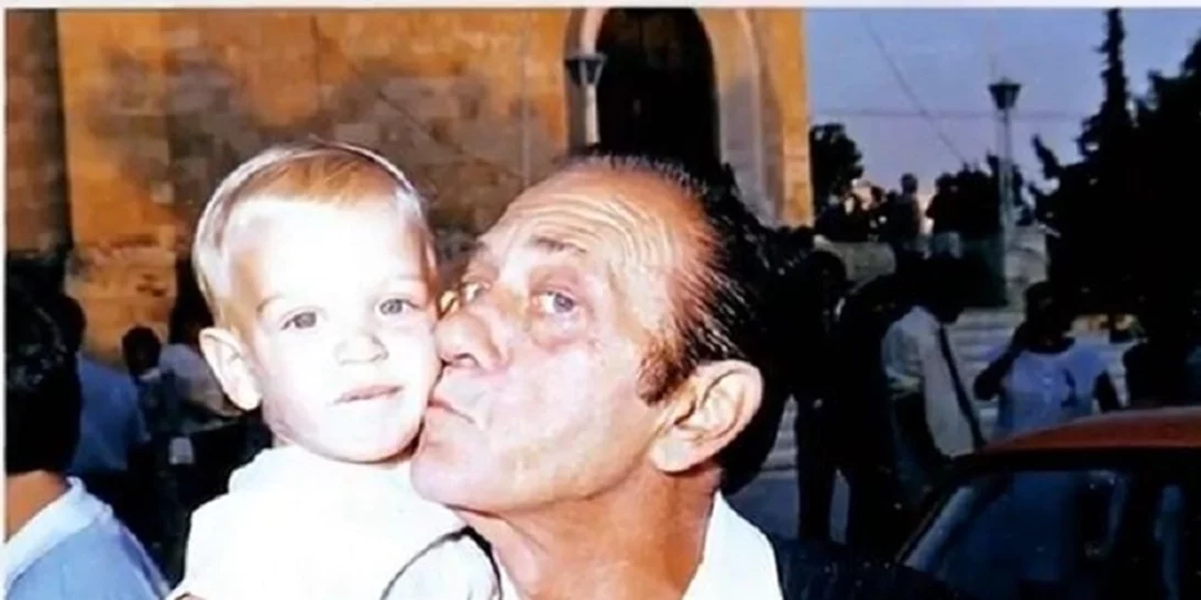 Δες τον κούκλο εγγονό του Γιώργου Ζαμπέτα και μάθε για τη συνεργασία με κορυφαίο Έλληνα καλλιτέχνη (pics & vid)