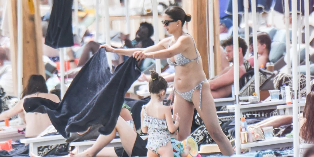 Σταματίνα Τσιμτσιλή | Στην παραλία με μπικίνι με τα τρία παιδιά της (pics χωρίς ρετούς)