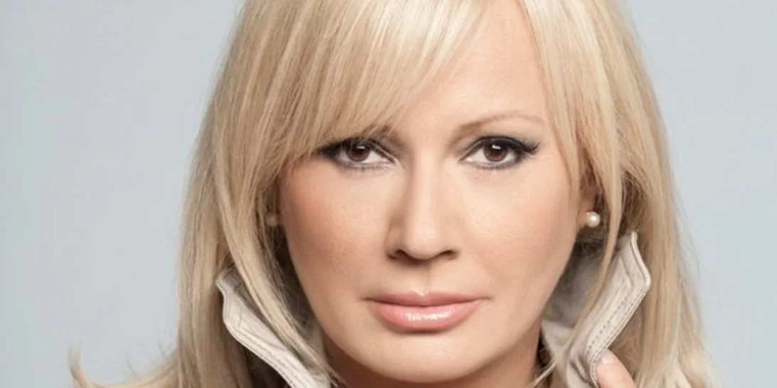 Όταν η Αγγελική Νικολούλη πόζαρε με εντυπωσιακό κόκκινο φόρεμα το 2007