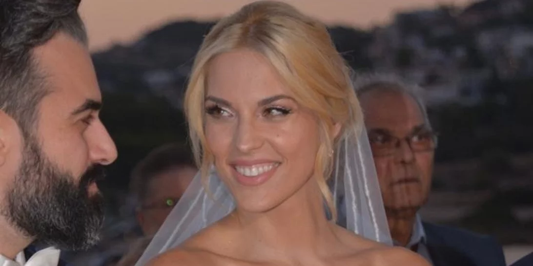 Έκπληξη! Έγκυος η Μαντώ Γαστεράτου; (pics & vid)