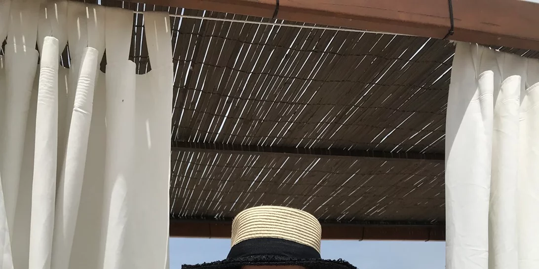 Η Εβελίνα Σκίτσκο ποζάρει με το μοναδικό σύνολο που χρειάζεσαι για το καλοκαίρι