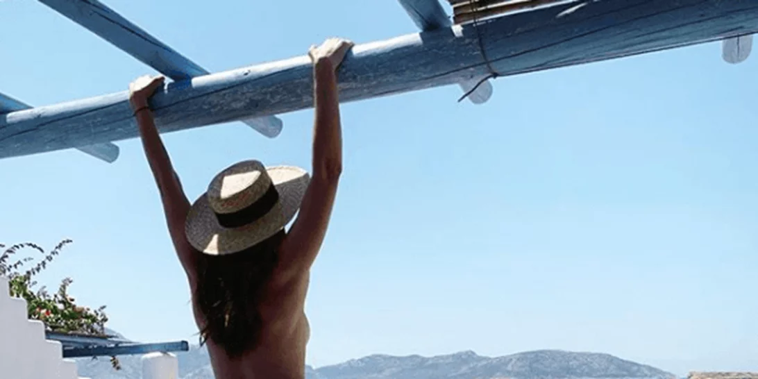Τρεις γνωστές Ελληνίδες πόζαραν topless σε διαφορετικές τοποθεσίες