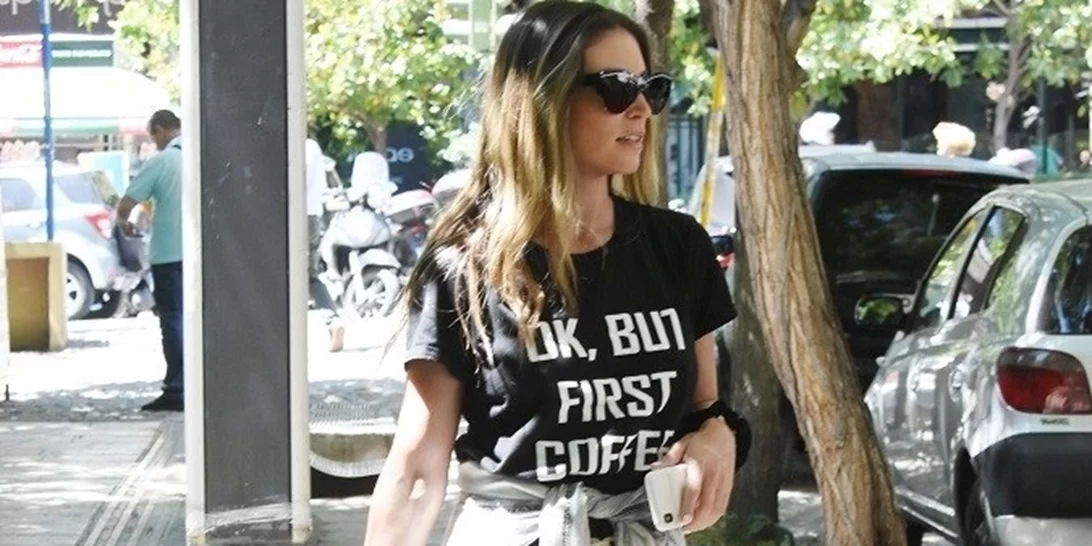 Αθηνά Οικονομάκου | Δες τη σε βόλτα της στο Κολωνάκι με καυτό σορτσάκι