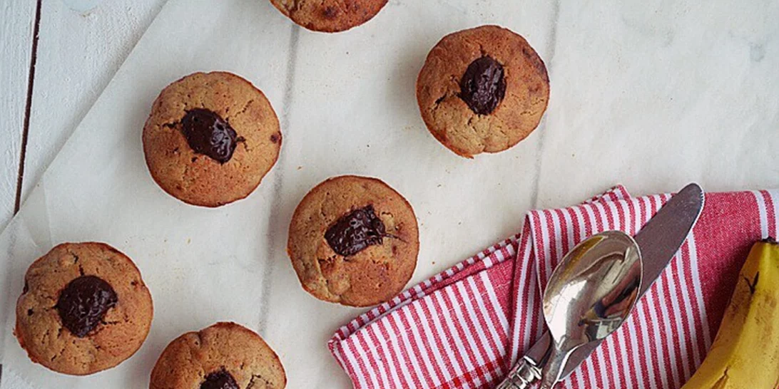 Συνταγή για μάφινς με μπανάνα και σοκολάτα, έτοιμα σε 5'