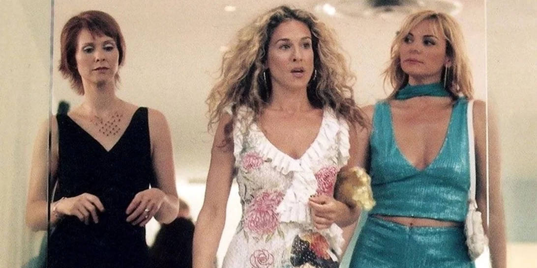 Η Sarah Jessica Parker απαντάει πρώτη φορά για τα διαφορετικού χρώματος πέδιλα της Carrie Bradshaw