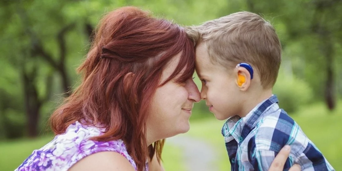 Πώς δύο γονείς κάνουν συναρπαστική τη ζωή του κωφού παιδιού τους και ένα μήνυμα για όλους μας