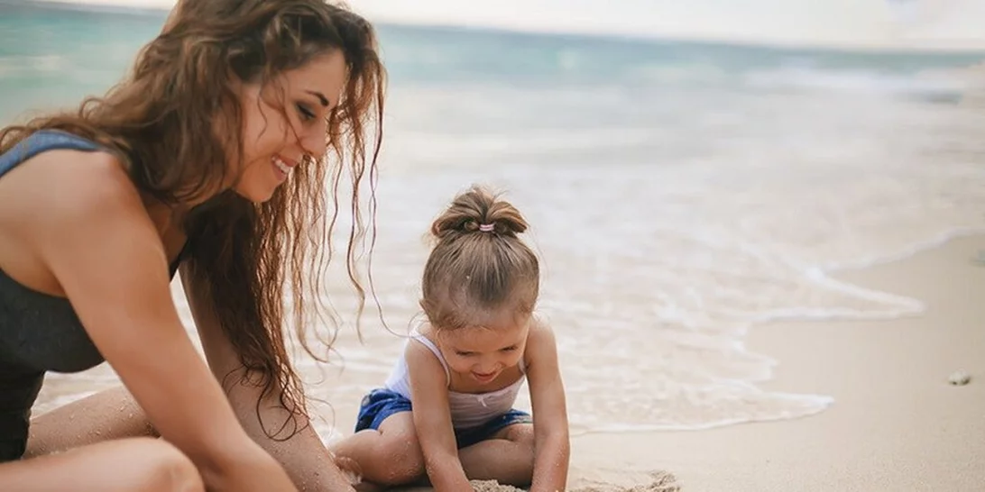 7 πράγματα που πρέπει να περιέχει η τσάντα παραλίας μιας μαμάς