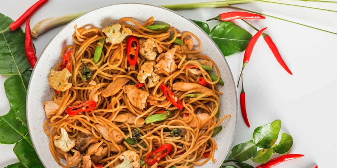 Καλοκαιρινή μακαρονάδα με κοτόπουλο και τζίντζερ