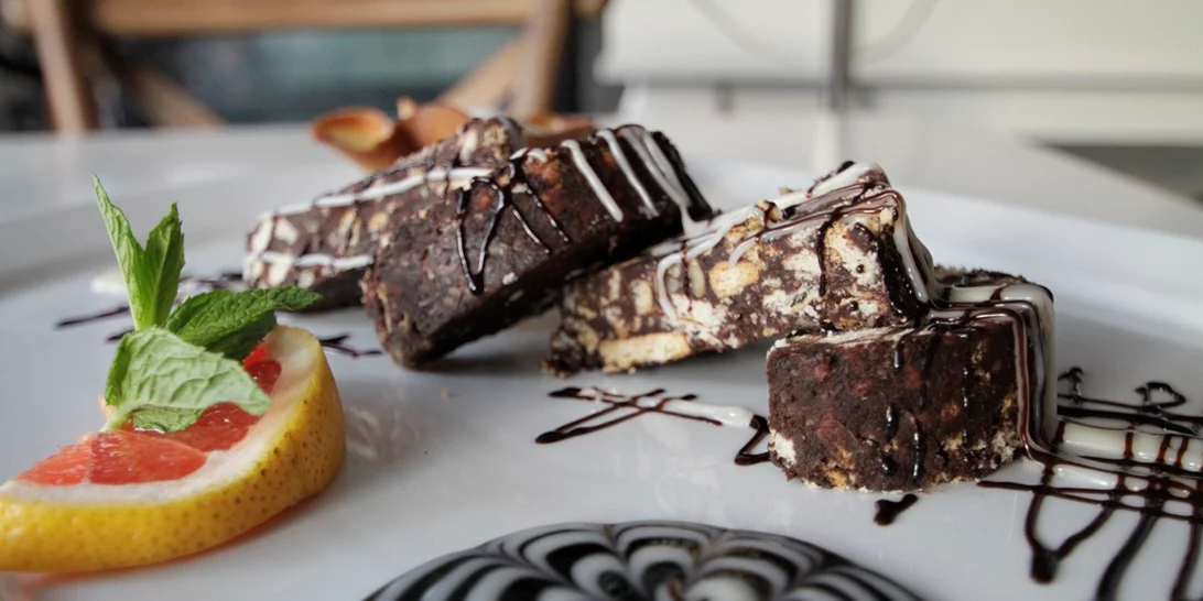 Γλυκό σαλάμι με πραλίνα από τον Στέλιο Παρλιάρο